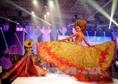 Фестиваль традиционного женского платья «аозай» в Хошимине посетили почти 70 тысяч человек - ảnh 1